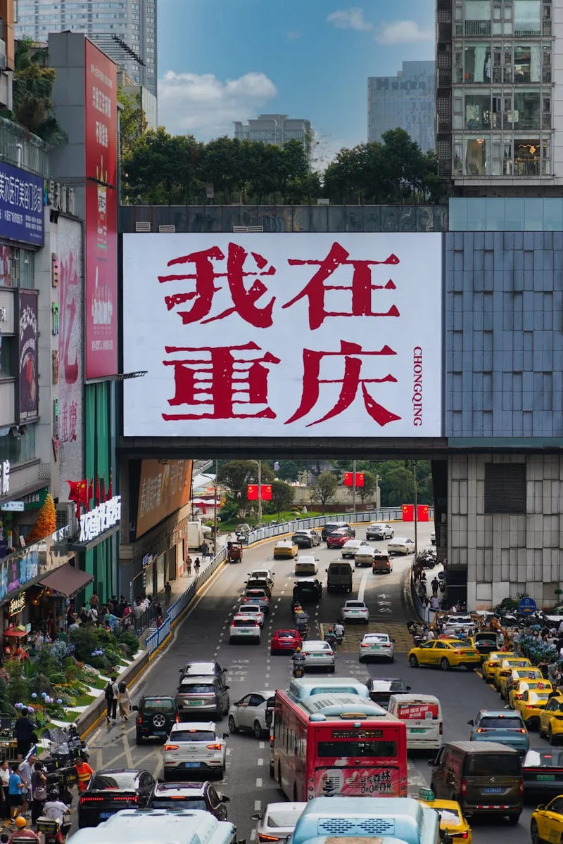 连续追更漫画时翻阅更新记录的场景